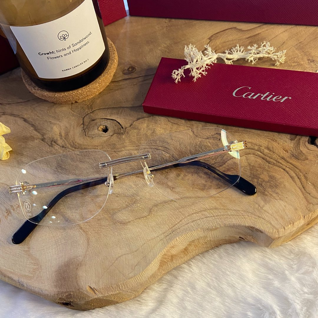 La finesse de @cartier alliant correction et discr…