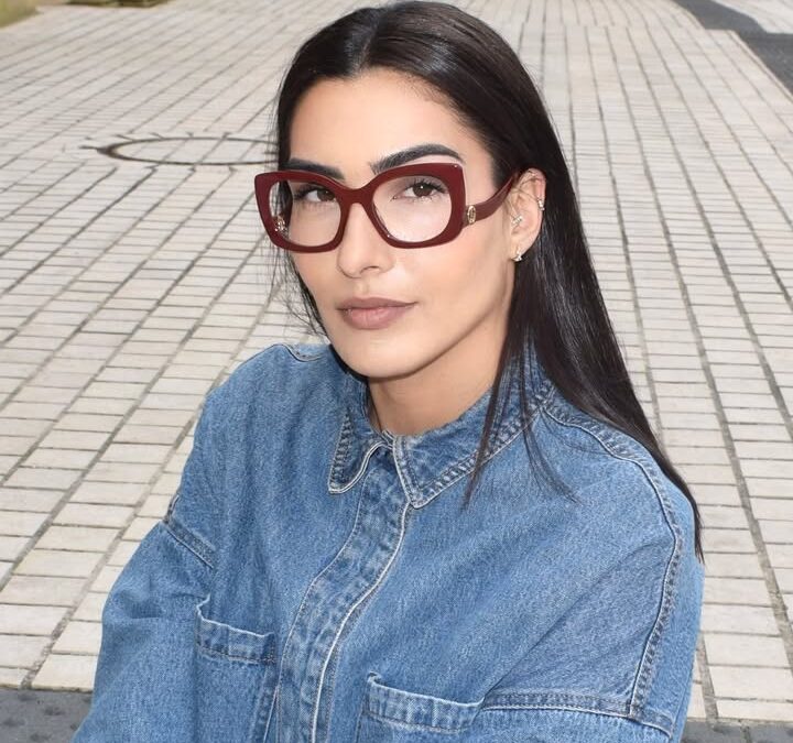 Julia, rayonnante en Marc Jacobs ✨🔥 Une monture de caractère…