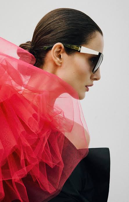 La-marque-Carolina-Herrera-est-disponible-chez-Le-Bihan-Opticien-1-1771182448345553.jpeg